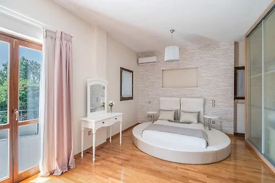 Luxuriöse Villa mit Pool in Anavissos