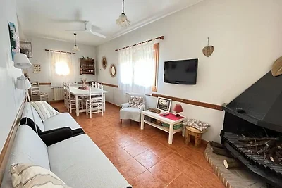 Casa con giardino, area giochi e piscina in...