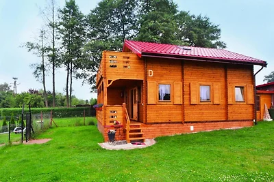 Holzhaus am Ostrowieckie-See mit Strand