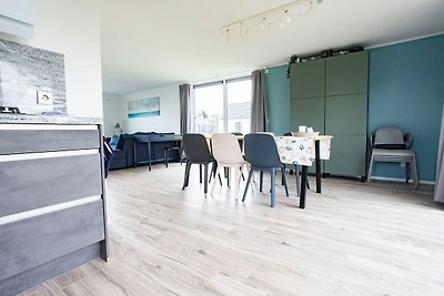 Modernes Ferienhaus mit Bad in einem Ferienpa...