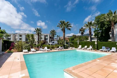 Apartment in Mandelieu-la-Napoule mit Pool