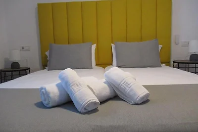 Villa con piscina e accesso privato alla...
