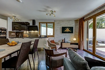 Central Apartment with Amazing Terrace &...