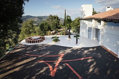 Villa dal design lussuoso con vista sul mare