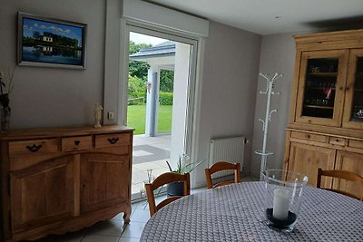 Schönes Ferienhaus in Epiniac mit Garten