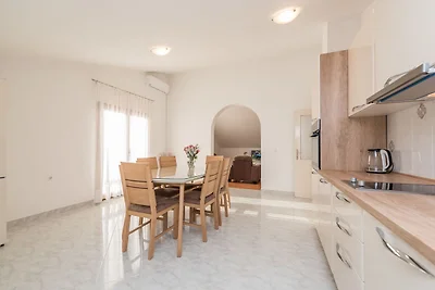 Geräumiges Apartment in Vrsi mit Garten
