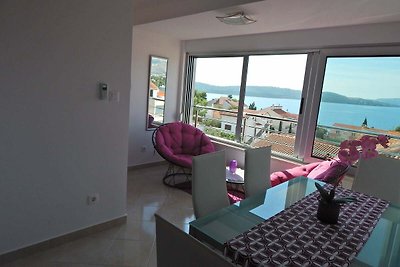 Prettig appartement in Trogir met zeezicht