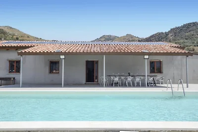 Elegante Villa mit Pool am Fuße des Ätna