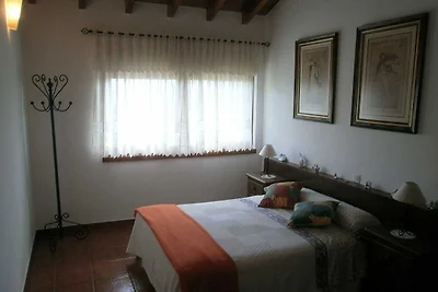 Placido palazzo a Cangas de Onís con giardino