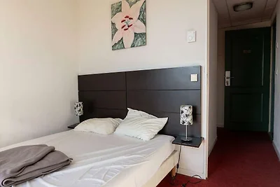 Helle Hanglage mit Pool und Rasen