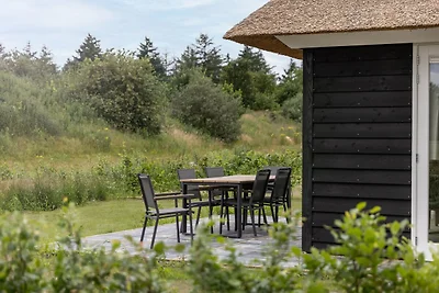 Villa dal tetto di paglia in un parco vacanze