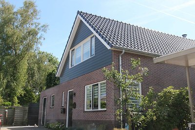 Modernes Ferienhaus mit Veranda in Limmen