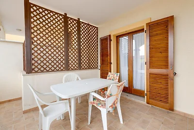 Zwembad condivisa en ampio spazio esterno...