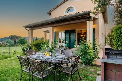 Villa a Monte San Quirico con Giardino