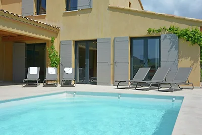 Moderne Villa in Malaucène mit Swimmingpool
