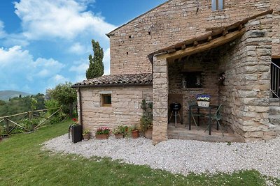 Anmutiges Ferienhaus in Acqualagna mit Pool