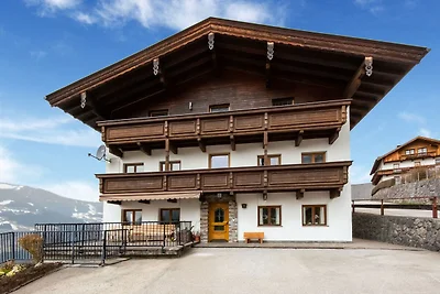 Bauernhaus mit Blick auf das Zillertal