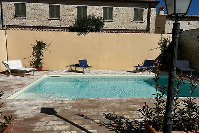 Wohnung in einem Dorf mit Swimmingpool