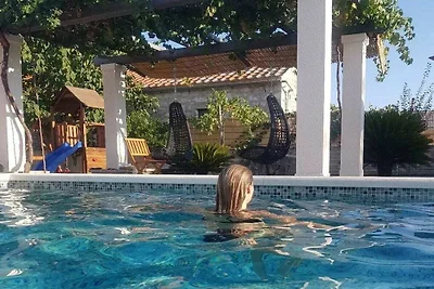 Villa in Bogomolje mit Schwimmbecken