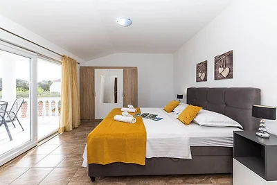 Exquisite Spacious Villa Bufaline with Pool a...
