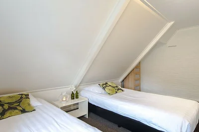 Ferienhaus in Nes mit Schwimmbecken