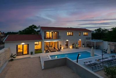 Villa in Kringa mit Schwimmbecken