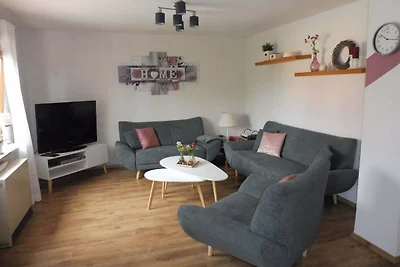 Ferienwohnung mit Terrasse und Pool im Garten