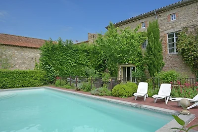 Komfortable Villa mit Pool