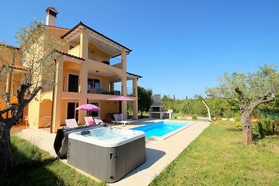 Splendida villa con piscina, centro benessere...