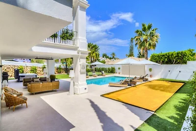 Villa in Nueva Andalucía mit beheiztem Pool