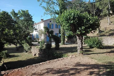 Ampia casa vacanze con piscina a Le Var
