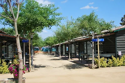 Holzbungalow auf einem Campingplatz