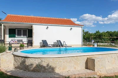 Serene Retreat Holiday Home with Pool - Two B...