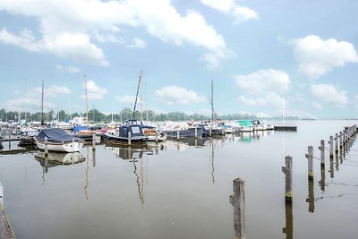 Gemütliches Hausboot am Rande des Yachthafens