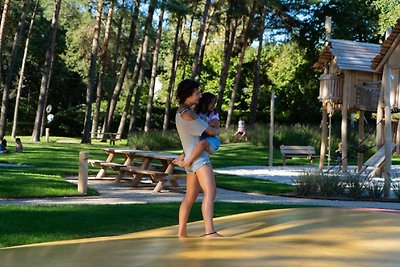 Schönes Chalet am Wasser in einem Ferienpark