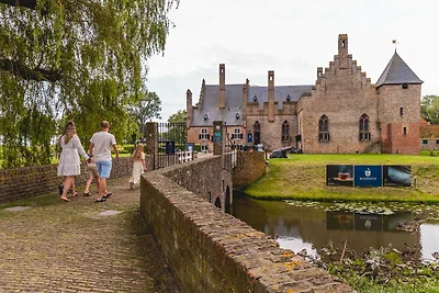 Villa am Wasser mit eigenem Steg
