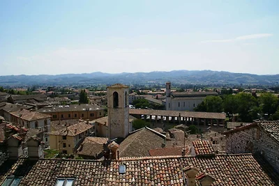 Spaziosa casa vacanze a Montone con piscina