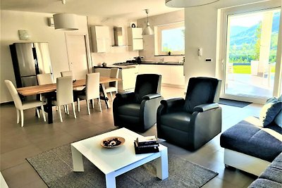 Moderne Villa in der Landschaft von Leonforte...