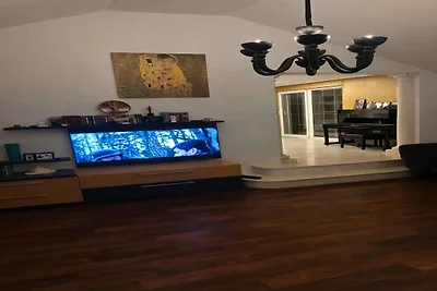 Luxuriöse Gartenvilla, 50 m vom Strand...