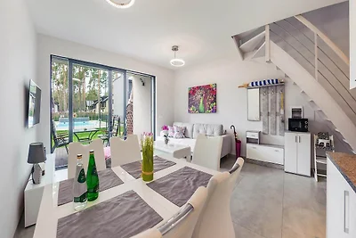 Zweistöckiges Ferienhaus mit Garten und Pool