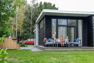 Prachtige blokhut aan de rivier met bubbelbad