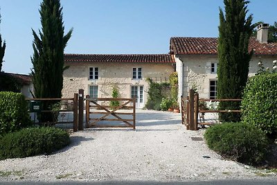 Ferienhaus mit Pool in Verteillac