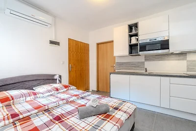 Apartments Robi & Kristina - Studio Apartment...