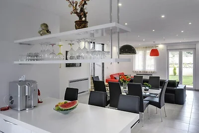 Modernes Ferienhaus mit Pool in Bratulici