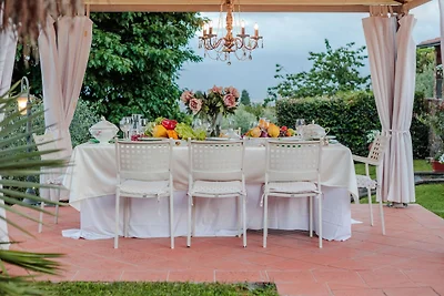 Villa a Capannori con grande patio