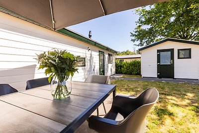 Fraai chalet met terras op een vakantiepark