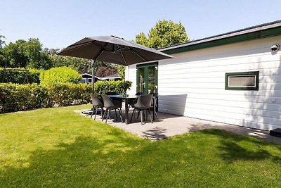 Fraai chalet met terras op een vakantiepark