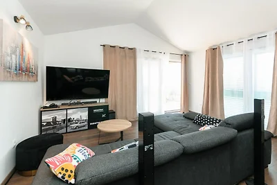 Luxury Villa with Heated Pool, Terrace, and O...