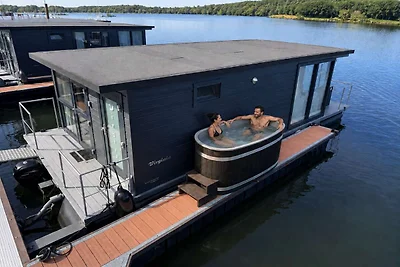 Hausboot-Marina mit Whirlpool