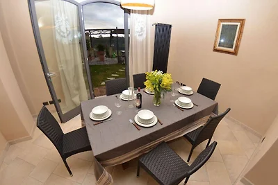 Charmantes Ferienhaus im Dorf Lari